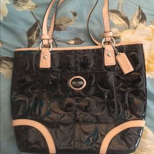 Vintage patent leather Coach purse! 🖤